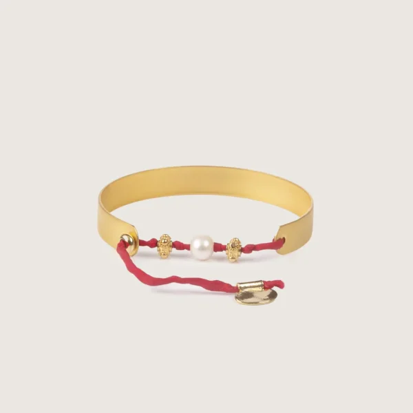 Manchette or mat et cordon rouge décoré d'une perle d'eau douce - Modèle Rita - Photyne.