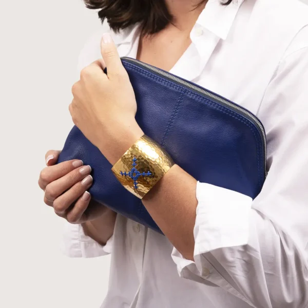 Bracelet Kentima, manchette dorée et broderie traditionnelle grecque - un bijou fait main par Photyne