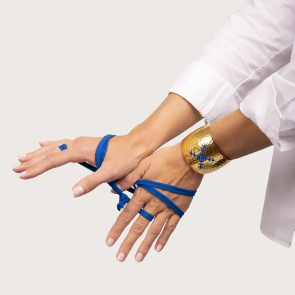 Manchette artisanale ajustable Kentima - motif brodée main et métal doré - un bijou unique par Photyne