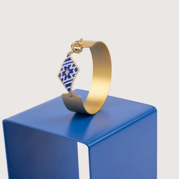 Xandra : Bracelet-manchette or et perles bleues et blanches - une création artisanale Photyne