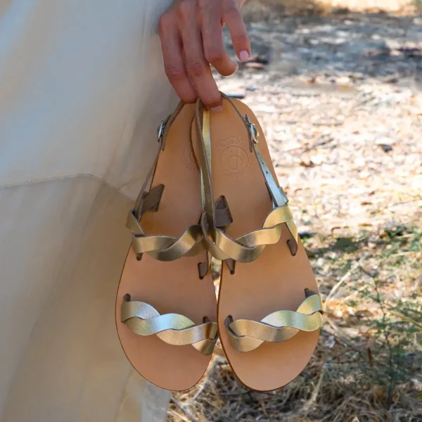 Sandales grecques dorées artisanales par Photyne, à assortir avec robe, short ou pantalon léger