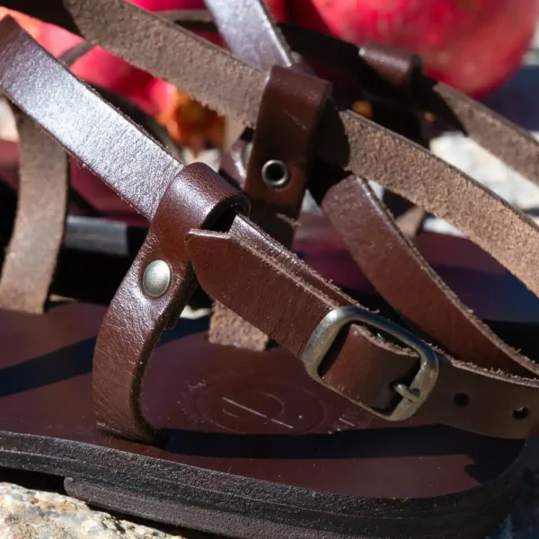 gros plan sur les boucles des Sandales en cuir souple marron Photyne, fabrication traditionnelle grecque