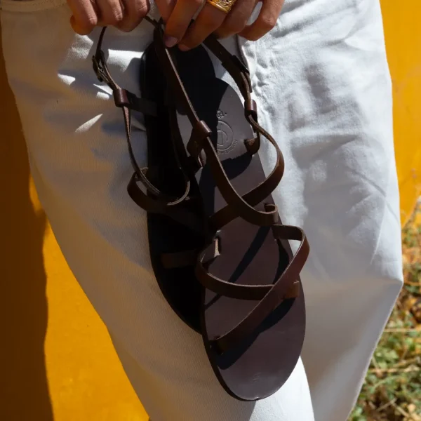 Sandales en cuir ultra confortable et facile à porter en toutes circonstances - Nymphéa par Photyne Réalisées en cuir de vachette – semelles comprises – ces sandales sont fabriquées à la main