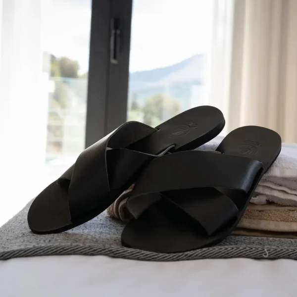 Sandales d’été en cuir naturel noir avec brides croisées – Vera Photyne