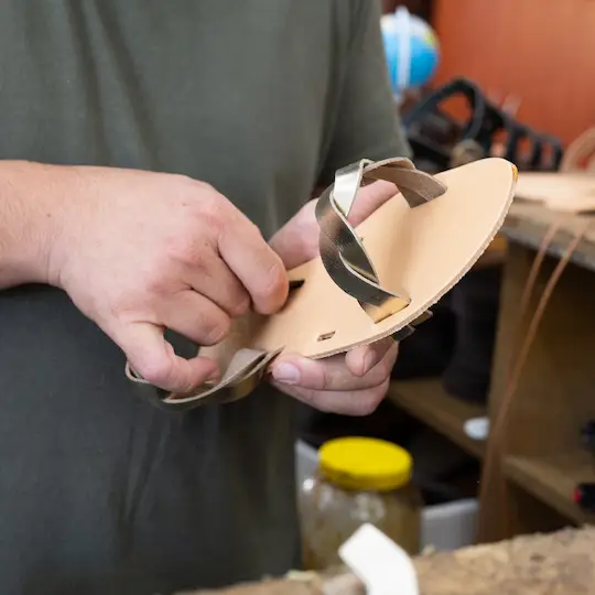 Sandales grecques, secrets de fabrication - images d'atelier 23- illustration du blog Photyne