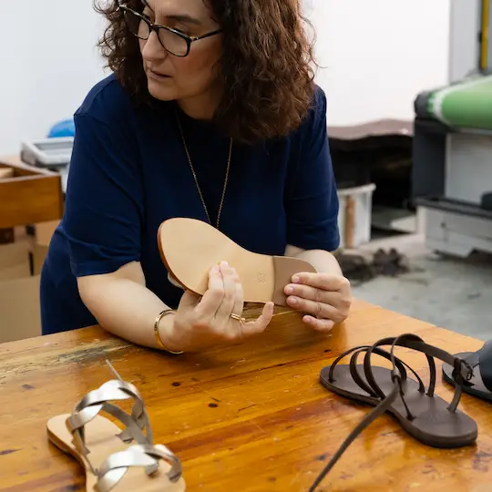 Photyne controle la qualité des sandales - atelier Photyne