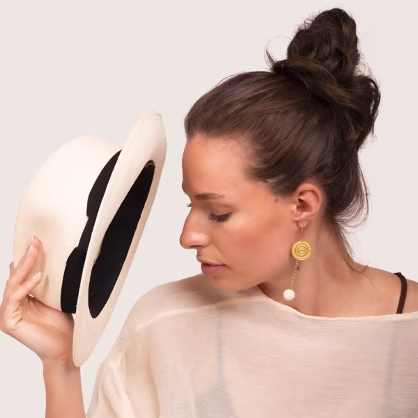 Boucles d’oreilles Oia en pierre de lave blanche et chaîne dorée, une création unique inspirée par les Cyclades - Photyne