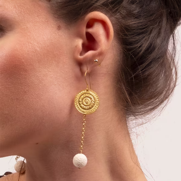 Boucles d’oreilles pendantes avec perles de lave blanche et médaille dorée, modèle Oia - Photyne