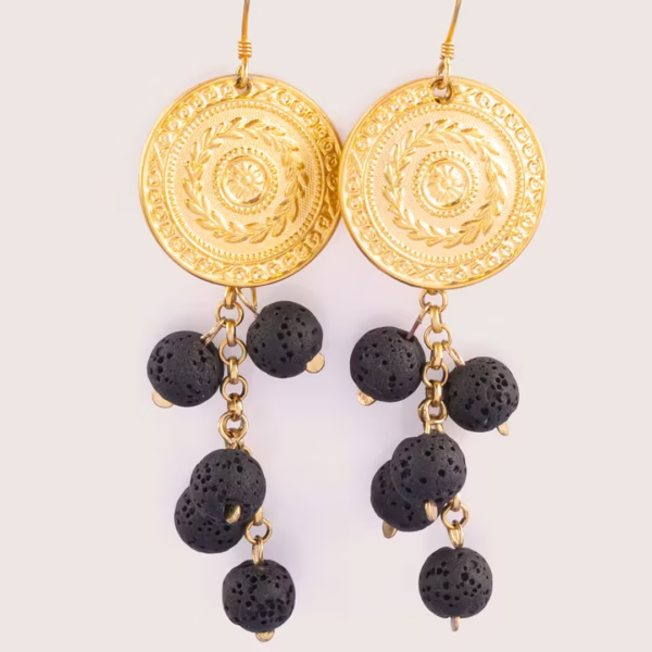 Boucles d’oreilles Fira en pierre de lave noire et médaille dorée pour femme – Photyne