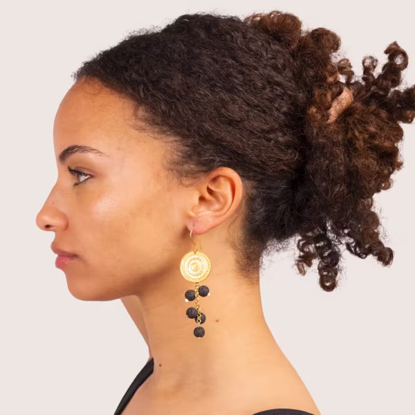 Boucles d'oreilles pendantes, perles de lave et médaillon or mat- modèle Fira par Photyne
