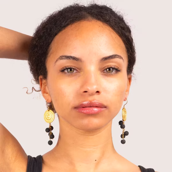 Boucles d’oreilles pendantes en pierre de lave- chaine et médaillon doré – modèle FIra par Photyne