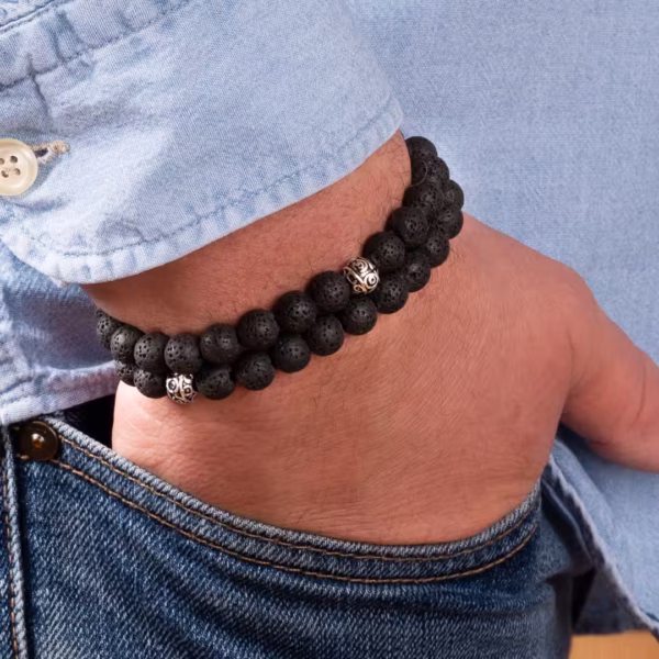 Bracelet artisanal pour homme en pierre de lave noire et détails argentés, modèle Caldera - Photyne