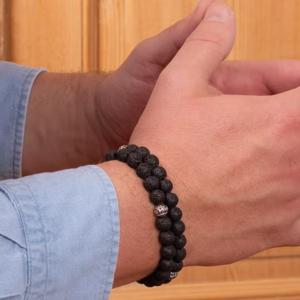 Bracelet élégant pour homme avec perles de lave noire et perles argentées Caldera - fait main - Photyne