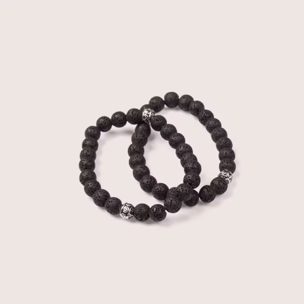2 Bracelets pour homme avec perles de lave noire et détails argentés - modèle Caldera par Photyne