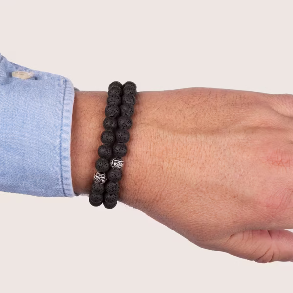 Bijou pour homme : bracelet Caldera en pierre de lave noire et métal argenté- une création artisanale Photyne