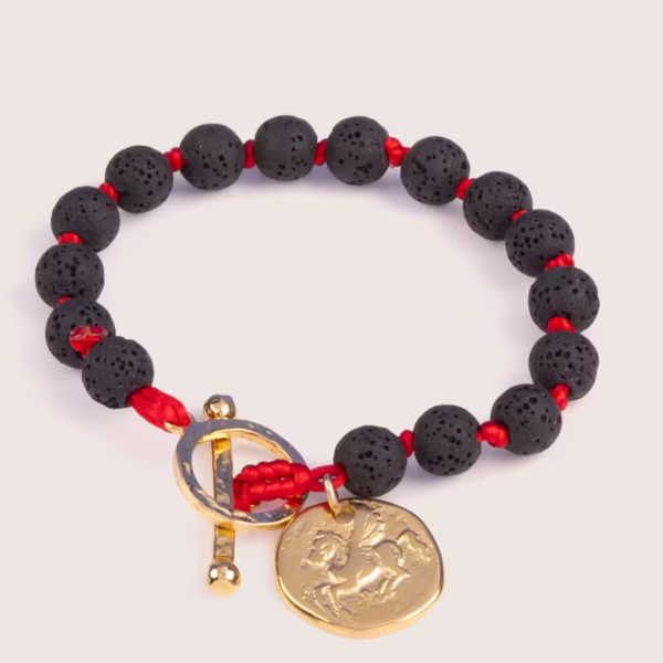Bracelet élégant avec perles de lave noire et détails dorés, modèle Fira – Photyne
