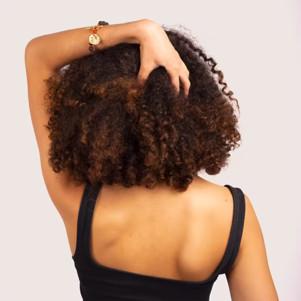 Bracelet en perles de lave noire montées sur fil rouge, modèle Fira – Photyne