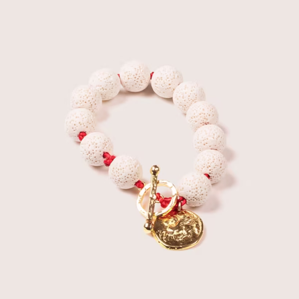 Design moderne pour ce bracelet en pierre de lave blanche, modèle Oia, une création artisanale Photyne