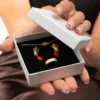 Magnifique coffret cadeau trois bijoux Eugénie par Photyne composé de boucles d'oreilles dorées or fin et perle de corail rouge, bagues martelée et bracelet orné d’un poisson doré à l’or 24K