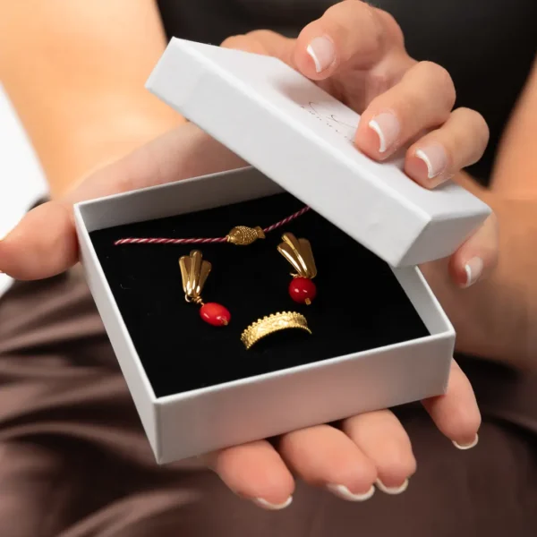 Magnifique coffret cadeau trois bijoux Eugénie par Photyne composé de boucles d'oreilles dorées or fin et perle de corail rouge, bagues martelée et bracelet orné d’un poisson doré à l’or 24K