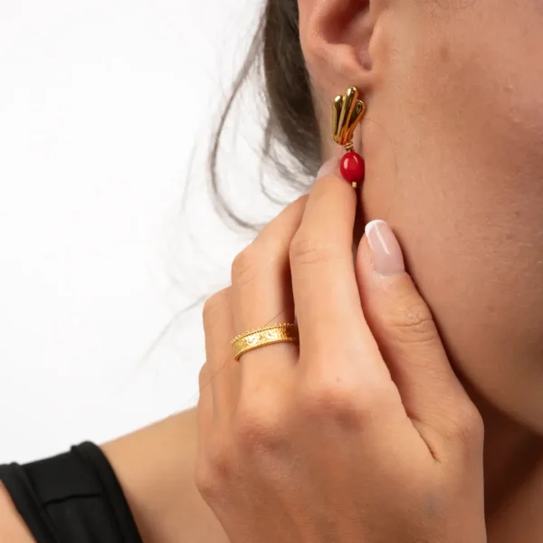 Focus sur les puces d’oreilles et la bague ethnique du coffret Eugénie par Photyne