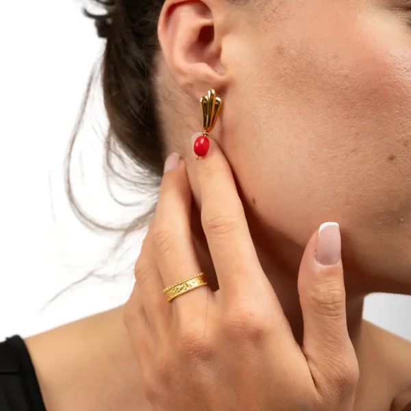 Coffret cadeau modèle Eugénie : focus sur les puces d’oreilles et la bague au design ethnique, délicatement martelée et dotée d’une bordure perlée, dorée à l’or 24K - une création Photyne