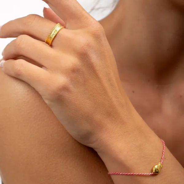 Plan serré sur la bague et le bracelet traditionnel grec du coffret cadeau Eugénie par Photyne