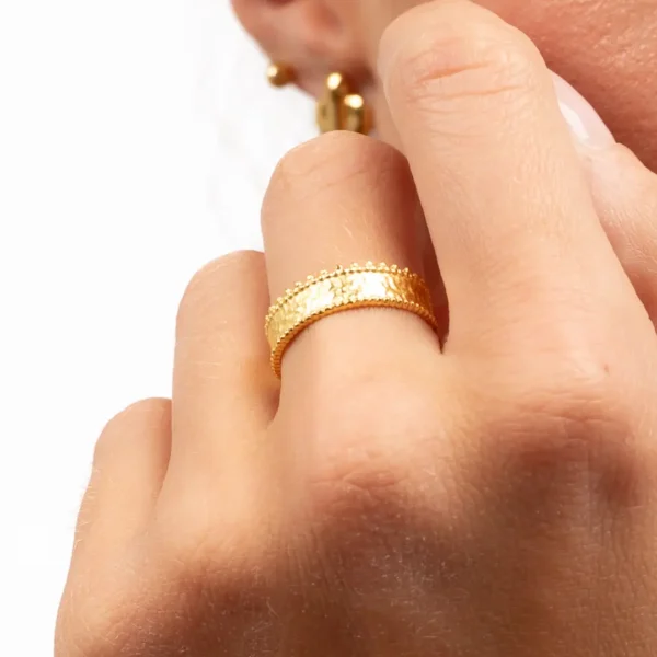 gros plan sur la bague délicatement martelée et dorée à l’or 24K du coffret cadeau eugénie par Photyne