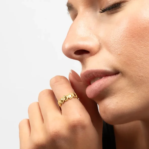 Coffret cadeau trois bijoux Kardia : focus sur la bague ajourée de petits cœurs sculptés, dorée à l’or 18K , adaptée à tous les doigts- un bijou Photyne