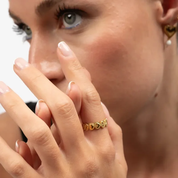 focus sur la bague en forme de coeur ciselés, dorés à l'or fin du coffret cadeau Kardia - des bijoux uniques Photyne