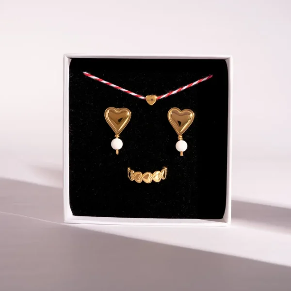 Le Coffret cadeau trois bijoux idéal par Photyne - modèle Kardia - bracelet traditionnel grec, bague ajourée de petits cœurs sculptés et boucles d’oreilles en forme de cœur