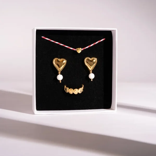 Coffret cadeau trois bijoux original de Photyne - modèle Kardia - bracelet traditionnel grec, bague ajourée de petits cœurs sculptés et boucles d’oreilles en forme de cœur