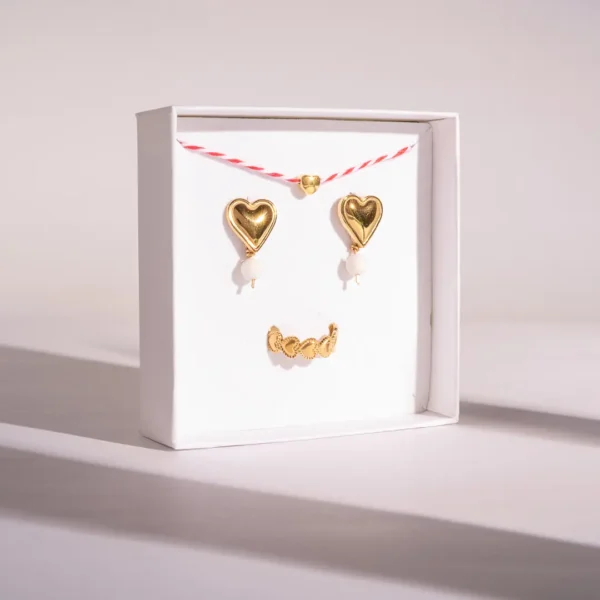 Coffret cadeau trois bijou Kardia : bague, puces d'oreilles et bague en forme de coeur - célébrer l'amour tous les jours.