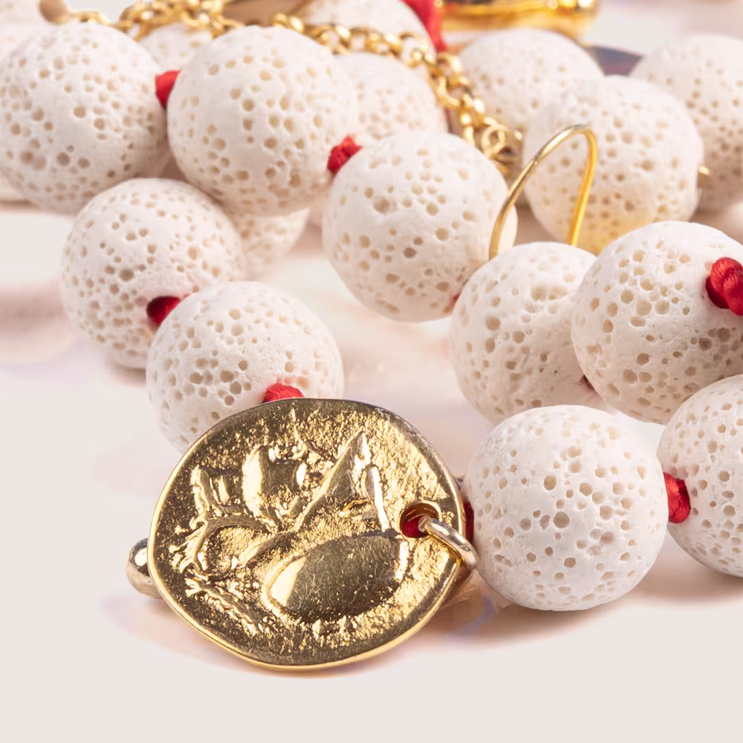 Détails du Collier artisanal grec en pierre de lave blanche et or fin, modèle Oia - Photyne