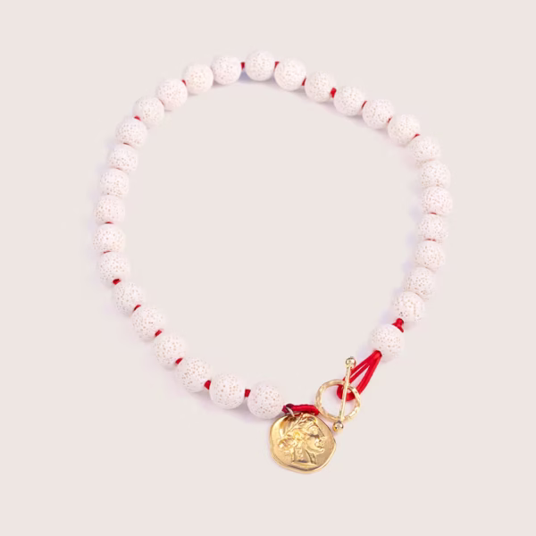 Collier élégant avec perles de lave blanche et détails dorés, modèle Oia - Photyne