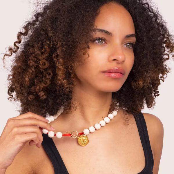 Collier en perles de lave blanche montées sur fil rouge, modèle Oia - un bijou Photyne