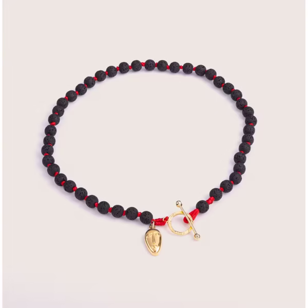 Collier élégant d'inspiration grecque avec perles de lave noire et détails dorés, modèle Fira par Photyne