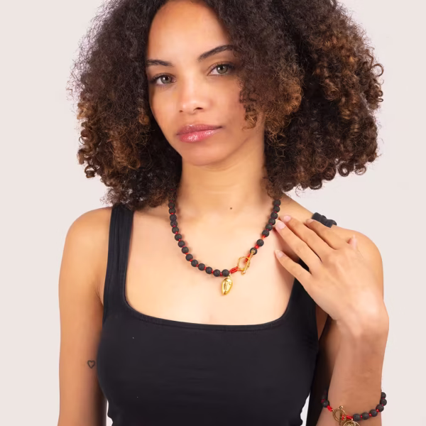 Collier artisanal avec perles de lave noire et fermoir doré, modèle Fira - Photyne