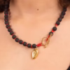 Collier en perles de lave noire montées sur fil rouge, modèle Fira - Photyne