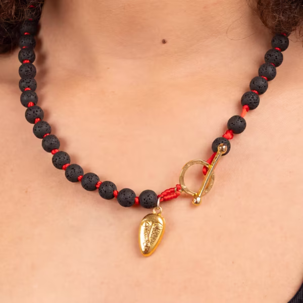 Collier en perles de lave noire montées sur fil rouge, modèle Fira - Photyne