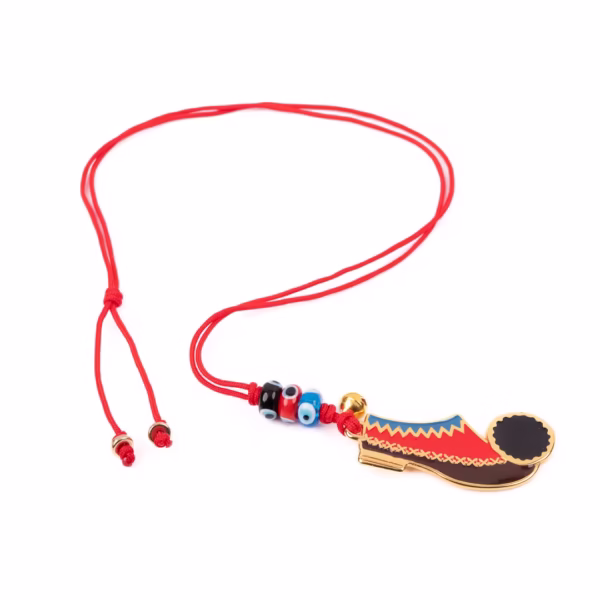 Sautoir terminé par un médaillon en forme de chaussures d'evzone grec - un bijou Photyne