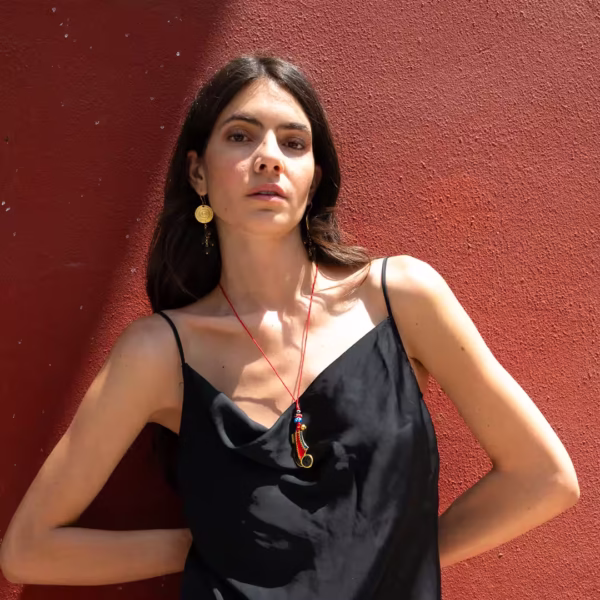 Sautoir artisanal inspiré des Evzones, pendentif Tsarouchi rouge et perles protectrices, symbole de tradition grecque, savoir faire artisanal Photyne.