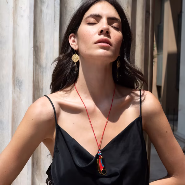Collier folklorique grec revisité, pendentif Tsarouchi émaillé, cordon rouge et clochette dorée, une création originale Photyne.