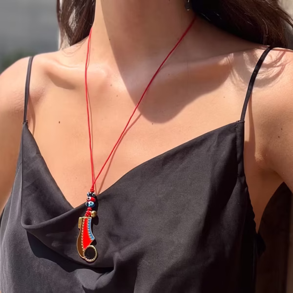 Collier sautoir artisanal, pendentif Tsarouchi traditionnel grec avec perles colorées et clochette dorée, savoir faire artisanal Photyne.