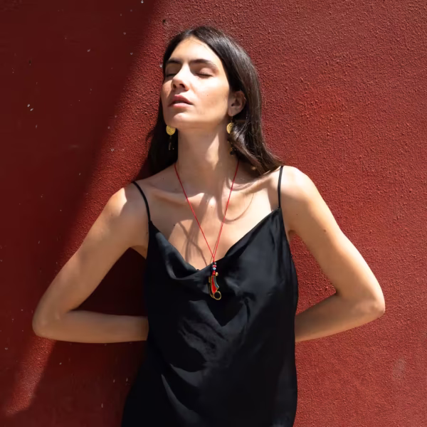 Collier sautoir Tsarouchi, cordon rouge vif, pendentif émaillé et clochette dorée raffinée, création unique Photyne.