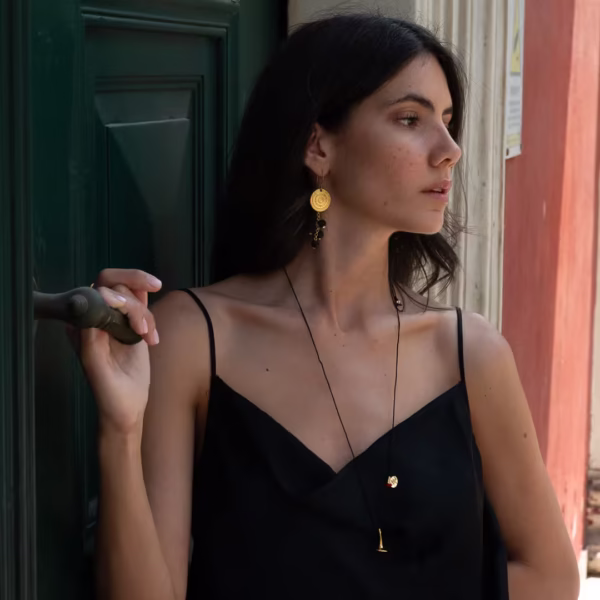 Collier minimaliste élégant, pendentif toupie dorée et cordon noir décoré d’une perle dorée, une création originale Photyne.