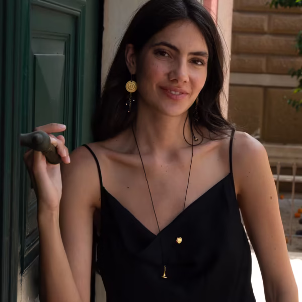 Sautoir Svoura, pendentif toupie dorée à l’or fin sur cordon noir, bijou minimaliste élégant, une création Photyne.