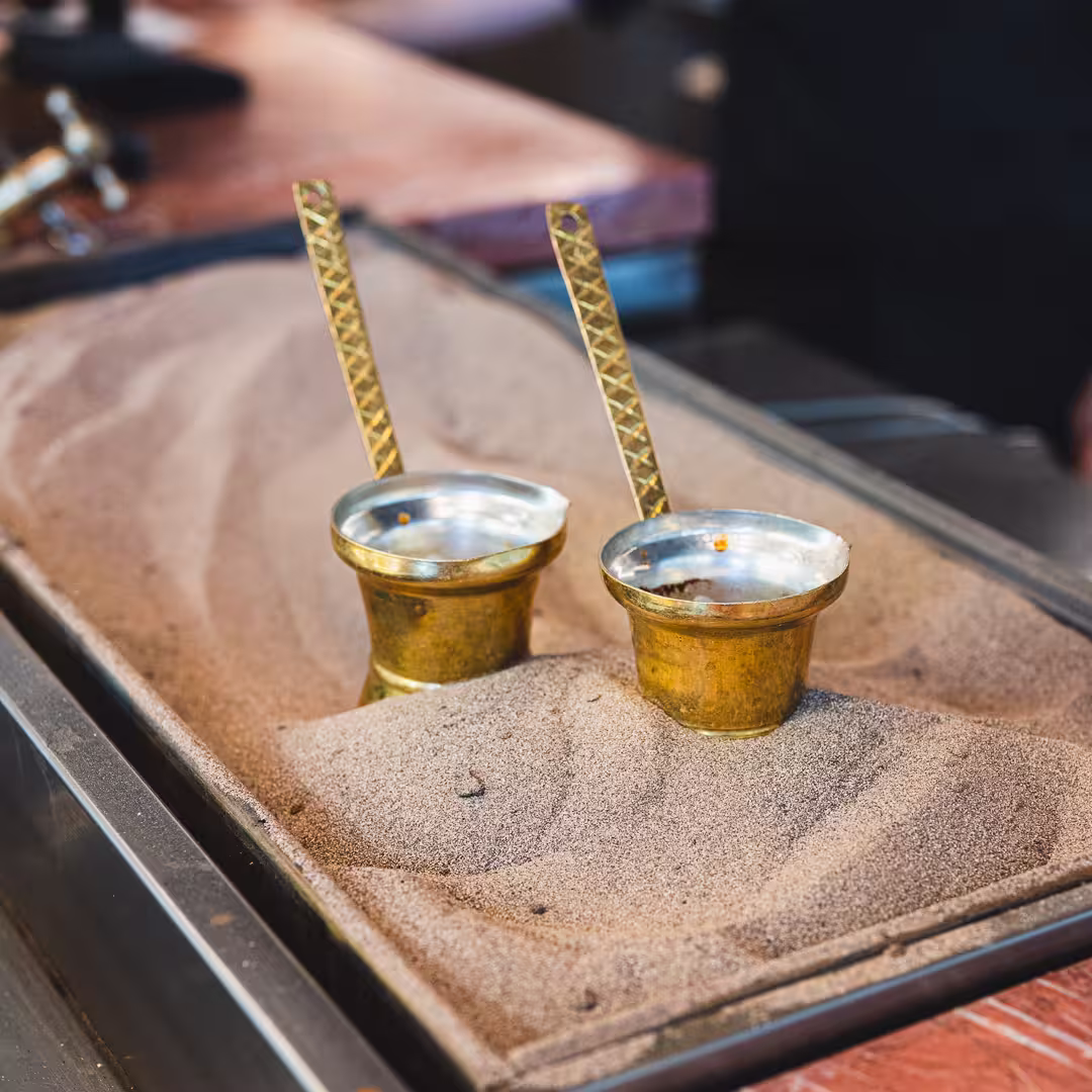 Café grec traditionnel - cuisson dans le sable - illustration du blog Photyne