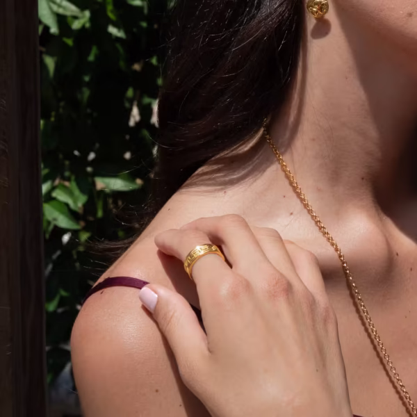 Bague pour femme Méandros - reliefs en forme de méandres grecs - une création Photyne