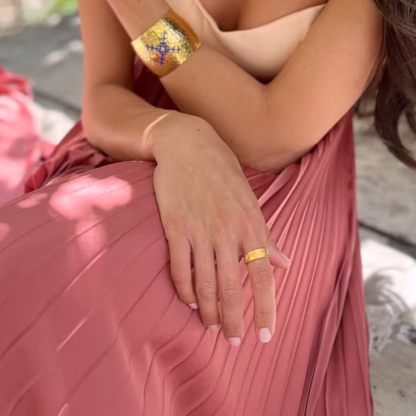 Bague dorée à l'or fin pour femme modèle Méandros - savoir faire artisanal Photyne